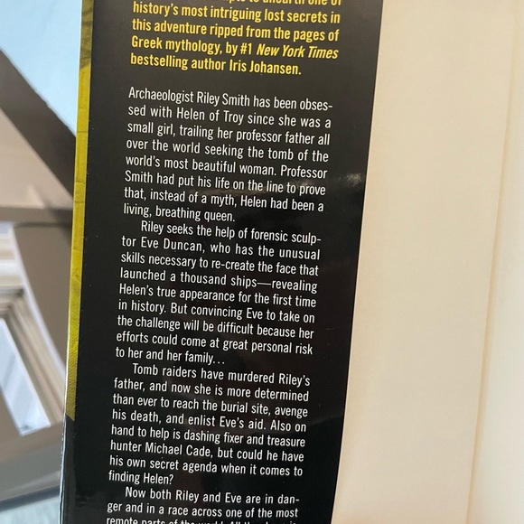 Set of 2 books- A Face to Die For by Iris Johansen & Rainwater by Nora Roberts - Picture 7 of 9